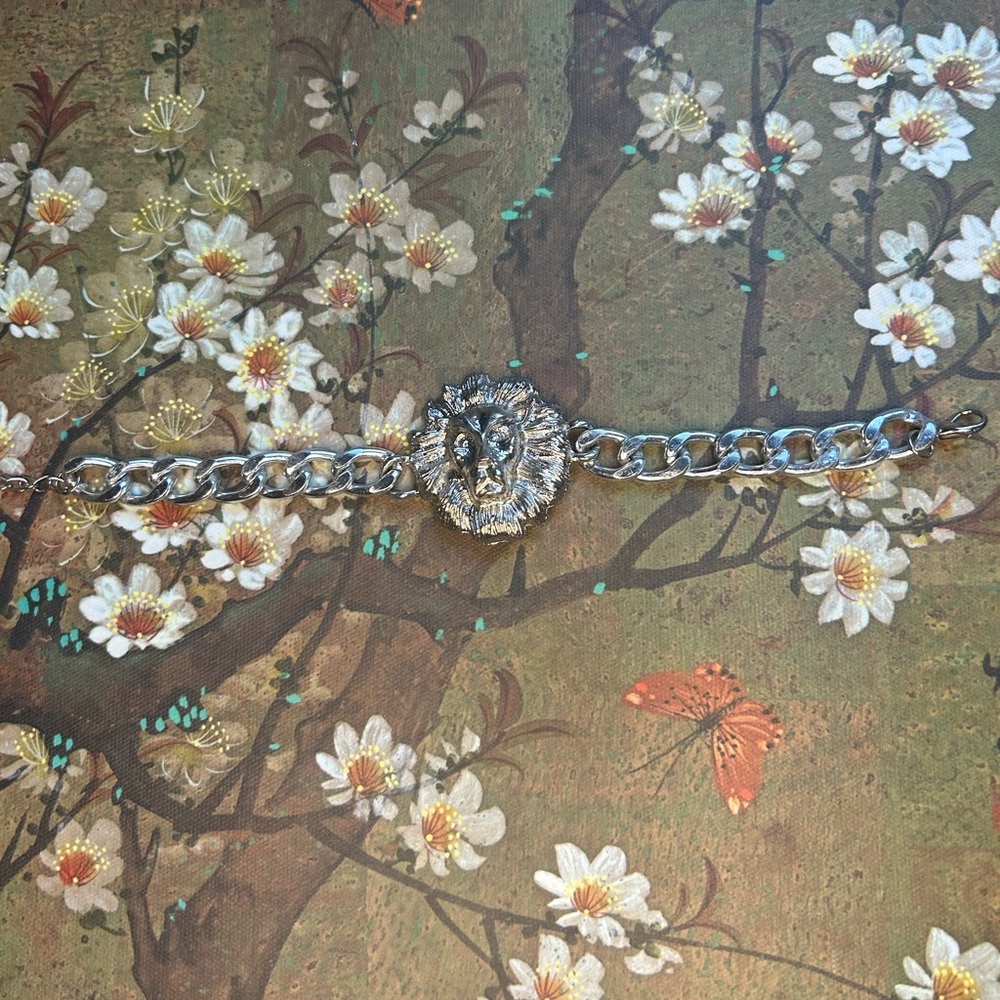Silver Bracelet with Intricate Metalwork and Timeless Design